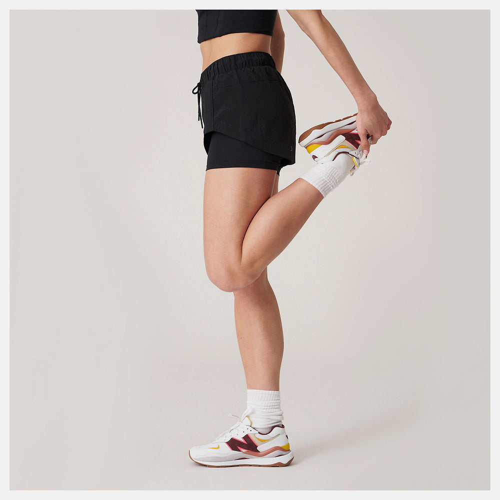 Black Bandier Woven tech Short / New Balance Women