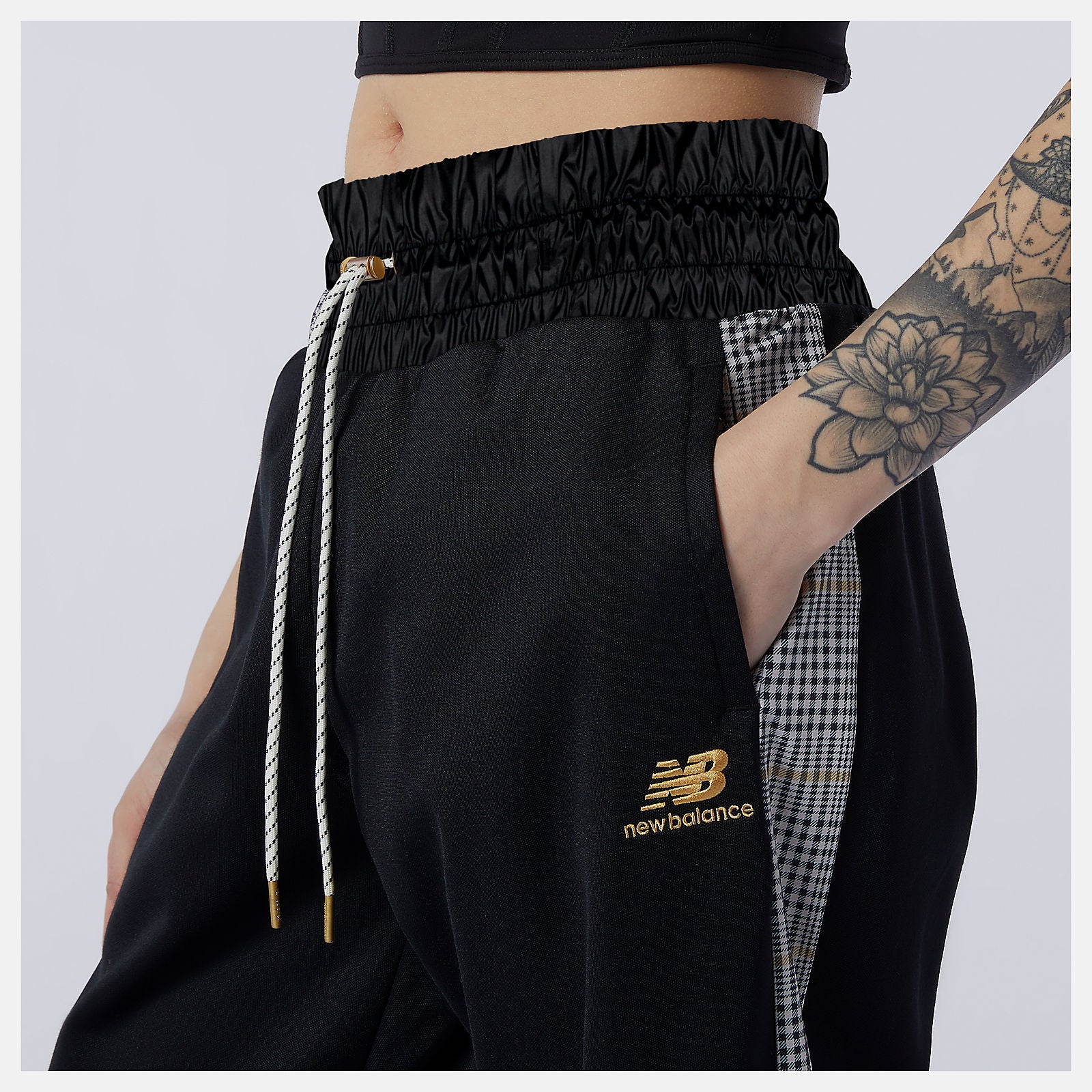 Black NB Athletics Higher Learning Stripe Track Pant / New Balance Women