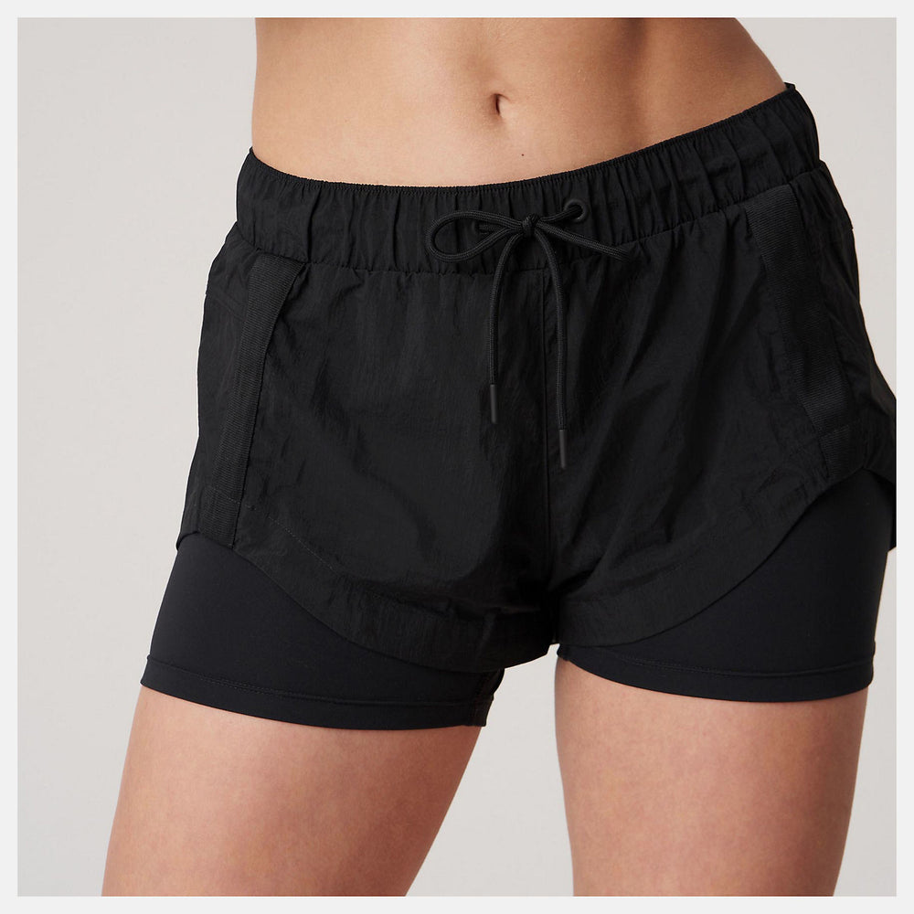 Black Bandier Woven tech Short / New Balance Women