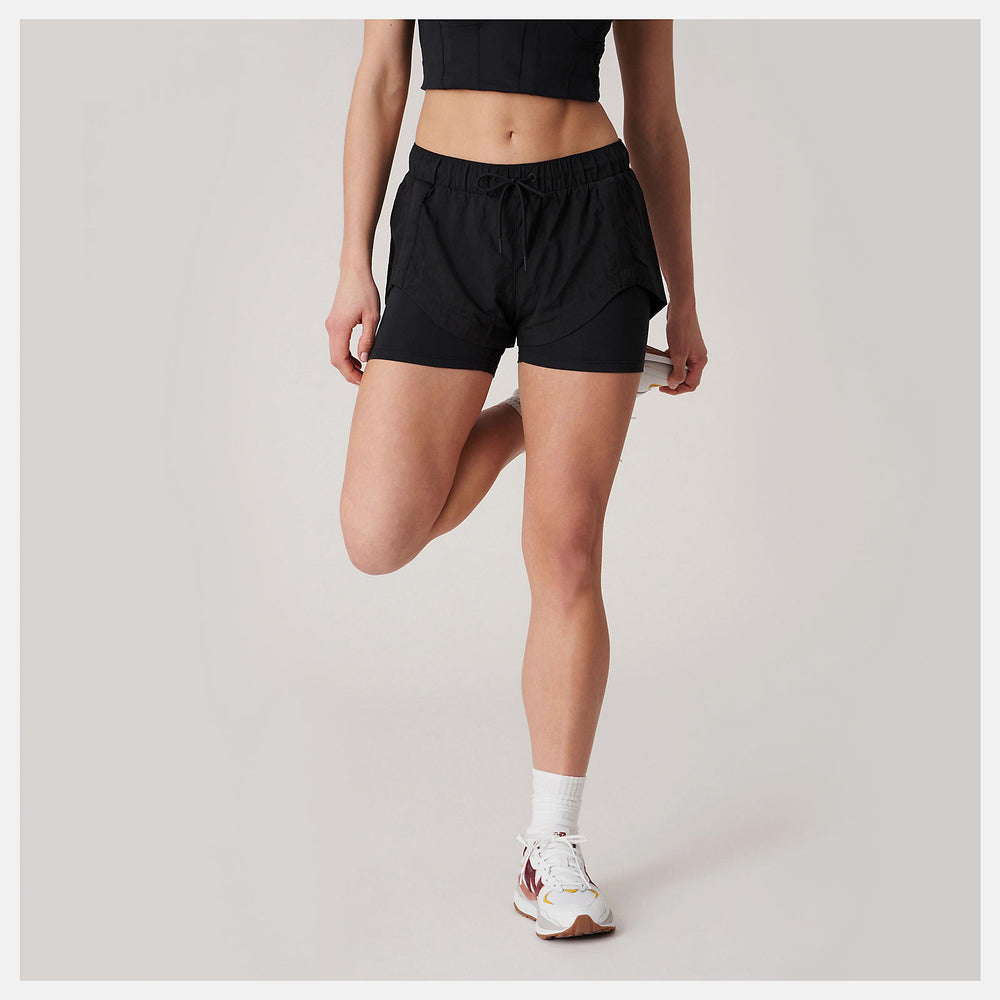 Black Bandier Woven tech Short / New Balance Women