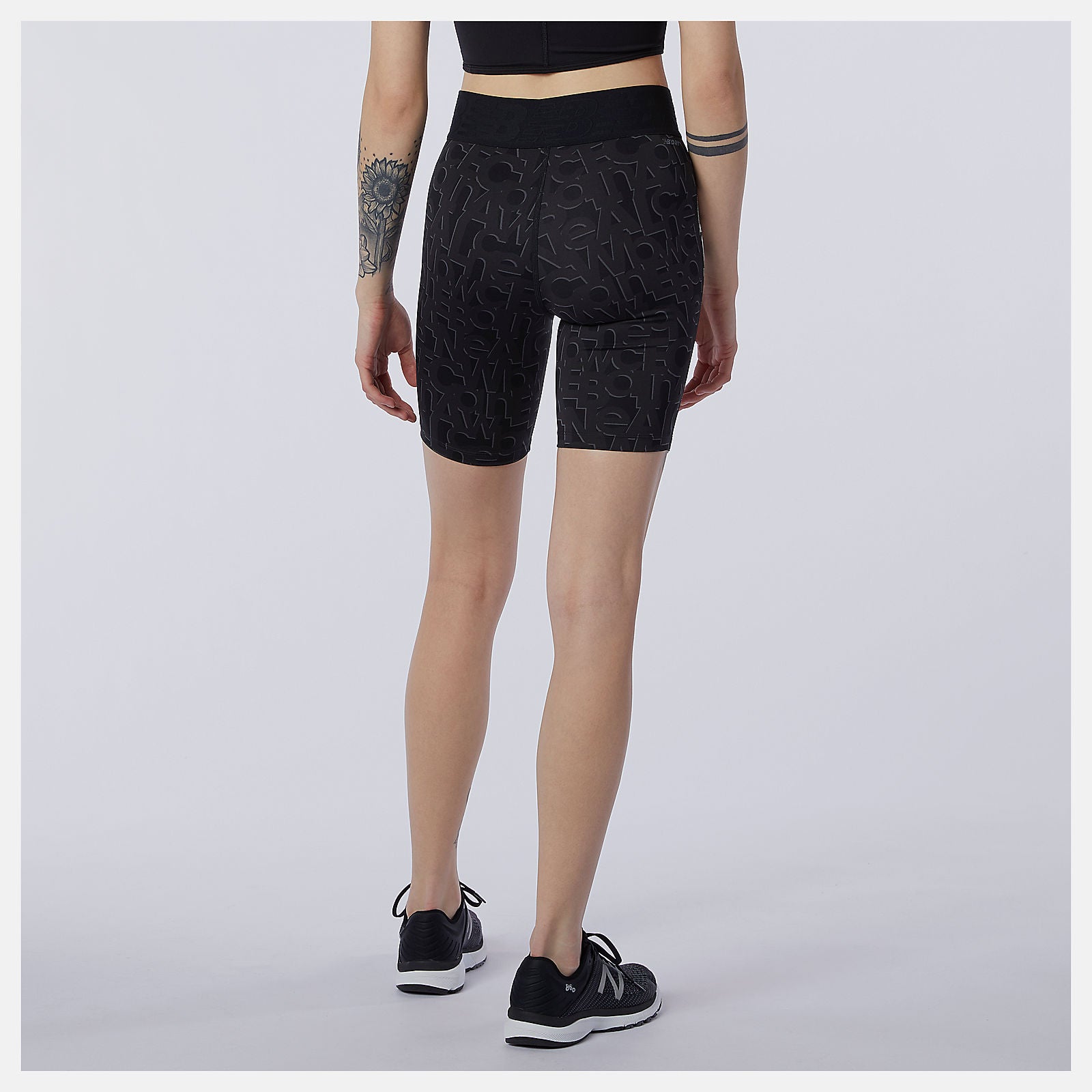 Black/White Relentless Printed Fitted Short / New Balance Women