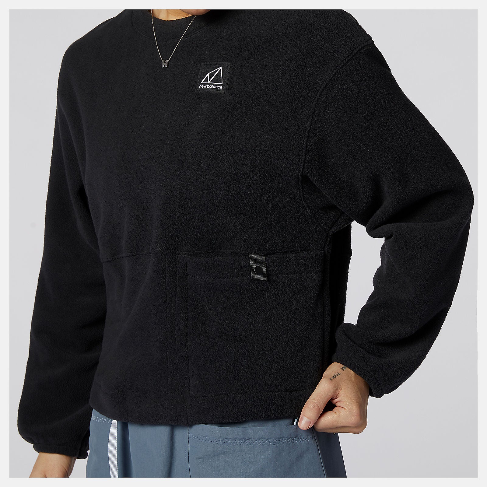 Black NB All Terrain Pocket Crew Fleece / New Balance Women